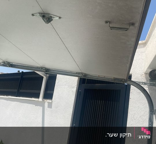 מנגנון שער הרמה חשמלי לחניה כולל מסילות וגלגלים
